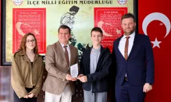 Keşan'da çevre duyarlılığıyla örnek olan liseliye Müdür Kemik'ten plaket