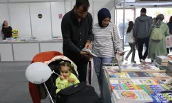 Minik eller bu fuarda ilk kitaplarını seçti