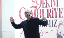 Sunay Akın, 'Cumhuriyete Giden Yol' gösterisiyle İzmitlilerle buluştu