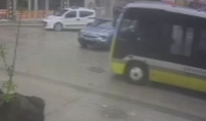 İnegöl'de otomobil ile halk otobüsü böyle çarpıştı