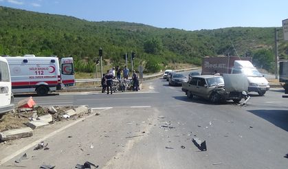 Otomobil ile Hafif Ticari Araç Çarpıştı 3 Yaralı