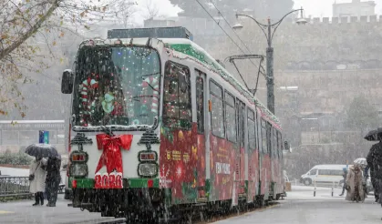 Bursa’da yeni yıl coşkusu nostaljik tramvayla yaşanıyor