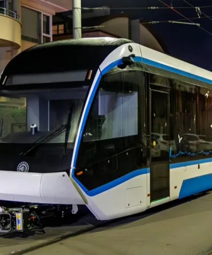 Kocaeli'de raylı sistem güçleniyor... 5 tramvayın ilki raya indi