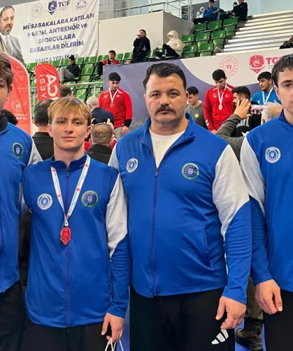 Bursa Büyükşehirli güreşçiler Türkiye kürsüsünü es geçmedi