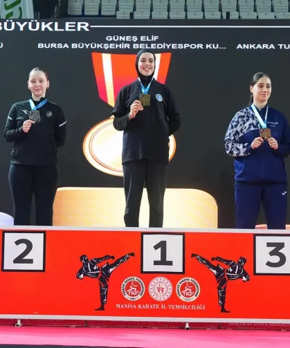 Bursa Büyükşehirli karateciler kürsüden inmedi