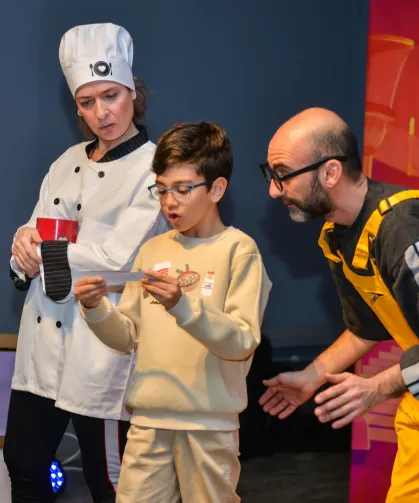 Bursa'da çocuklar 'Kayıp Şapka Macerası' ile kahkahaya doydu