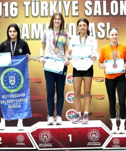 Bursalı atletler Türkiye Şampiyonası'nı 5 madalyayla tamamladı