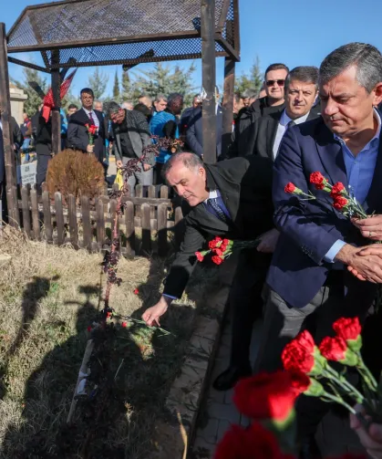 CHP Genel Başkanı Özgür Özel Adıyaman'da... Deprem şehitliğini ziyaret etti