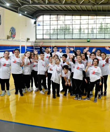 Fabrika Voleybol Ankaralı çocukları fileyle tanıştırdı