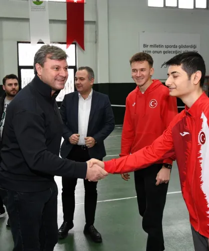 Genç sporculara moral desteği! Ertuğrul Sağlam Osmangazi'de