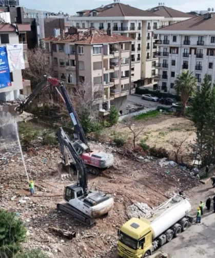 İBB yüksek riskli binayı yıktı