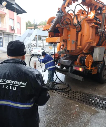 İzmir'de kuvvetli yağış ve fırtına alarmı