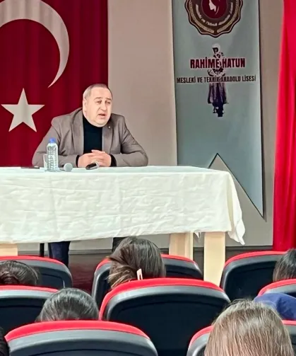 Osmaniye'de gençlere medya uyarısı: Her gördüğünüz bilgiye inanmayın