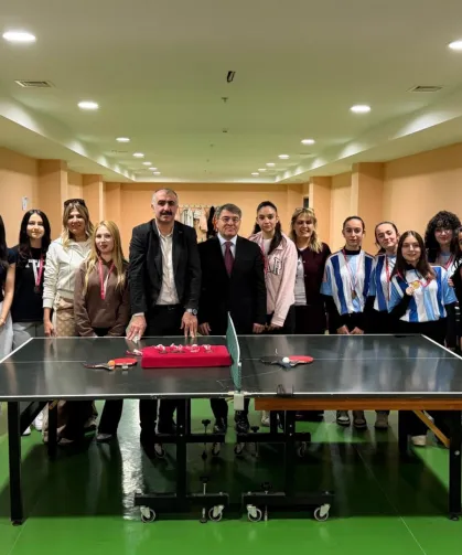 Bursa Mudanya'da masa tenisinde şampiyon Ahmet Rüştü Anadolu Lisesi