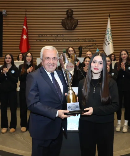Bursa Nilüfer'in genç sporcuları başarılarını mecliste paylaştı