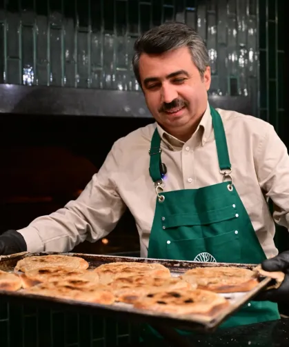 Bursa Yıldırım'da Başkan Yılmaz önce pişirdi, sonra ikram etti