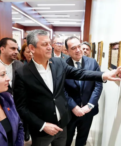 CHP lideri Özel 'Sarışın Bir Kurt' sergisini gezdi