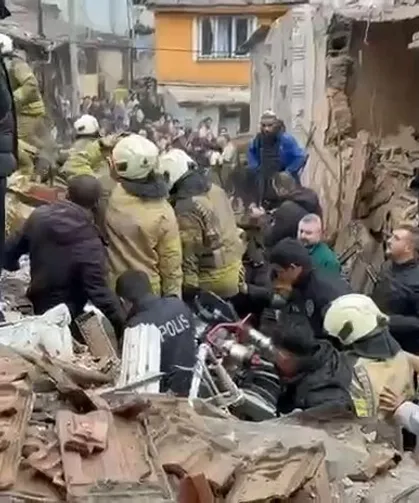 İBB: Fatih'teki bina çökmesinin nedeni inceleniyor