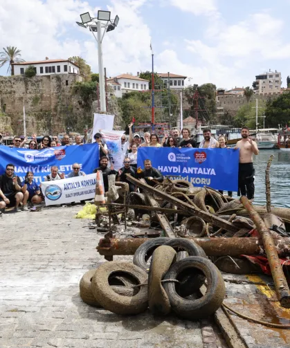 Antalya'da deniz dip temizliği... 5 ton çöp çıkartıldı