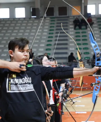 İnegöl'de öğrenciler okçuluk maharetlerini yarıştırdı