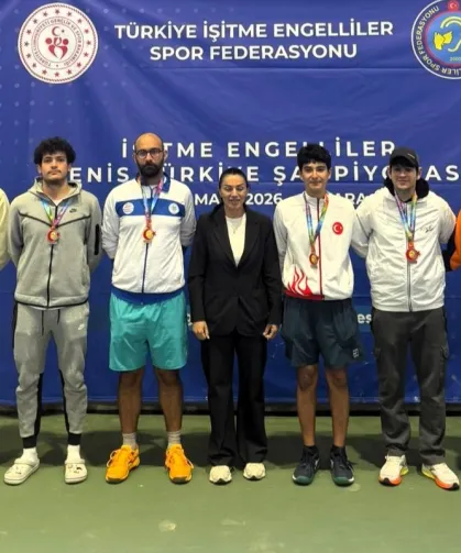 Bursa Osmangazi'nin şampiyon raketlerinden büyük başarı