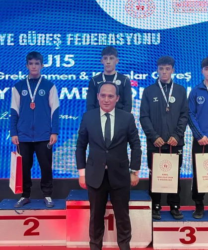 Bursalı güreşçiler Türkiye kürsüsünde