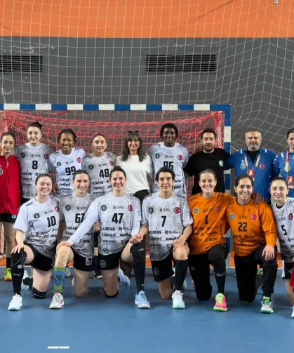 Bursalı kadınlar hentbolda zorlanmadan kazandı