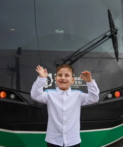 Hayal etti, 6 yaşında vatman oldu!