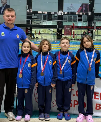 İnegöllü minik yüzücülerden 18 madalyalık gurur