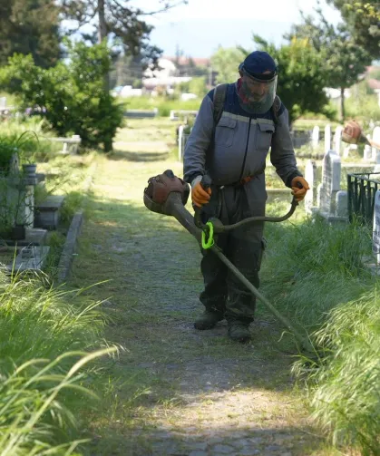 Mezarlıklar Kurban Bayramı öncesi temizleniyor