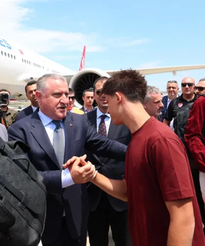 Bakan Bak  A Milli Takımını uğurladı
