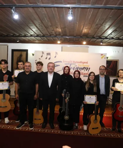 İnegöl'de gitar kursu kursiyerleri sertifikalarını aldı