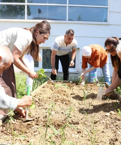 Bursa Nilüfer'de yaşlılar fideleri toprakla buluşturdu