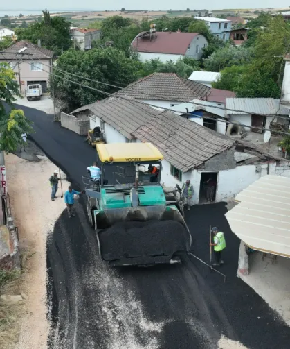 Bursa Karacabey'in Yenikaraağaç Mahallesi'nde yollar yenileniyor