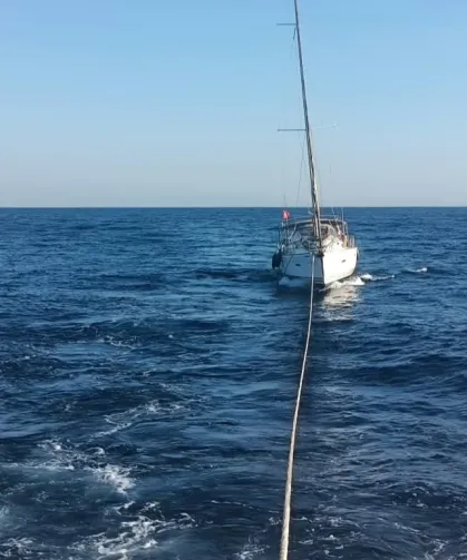 Fethiye açıklarında sürüklenen teknedeki 5 kişi kurtarıldı