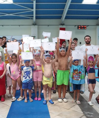 Osmangazi'de geleceğin yüzücüleri sertifikalarını aldı