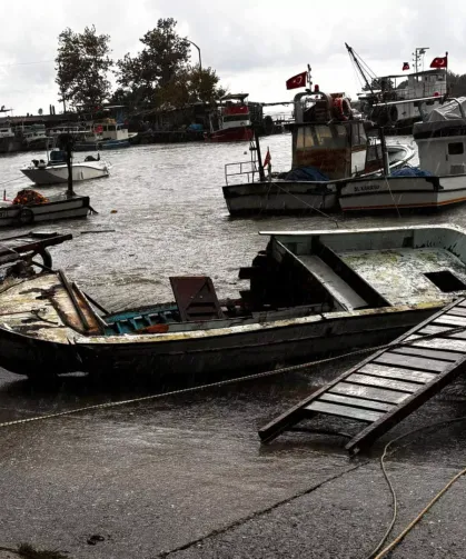Düzce Akçakoca'da fırtına 14 tekneye zarar verdi