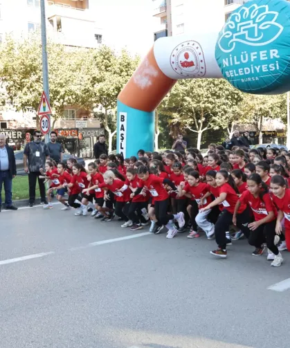 Bursa Nilüfer'de bin 749 öğrenci Cumhuriyet'e koştu