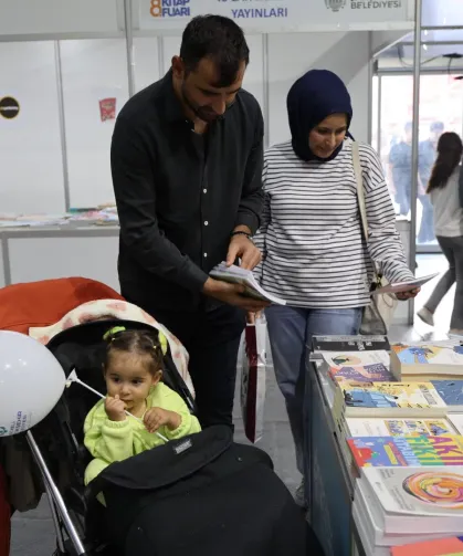 Minik eller bu fuarda ilk kitaplarını seçti