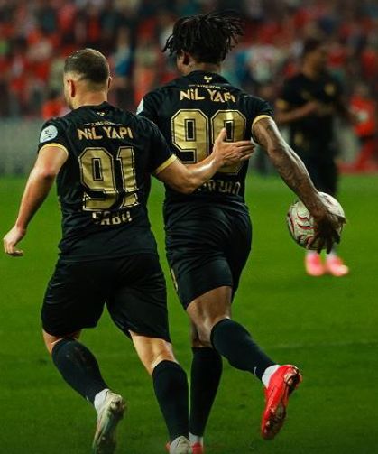 Amedspor Samsunspor'u evinde devirdi liderlik koltuğuna oturdu