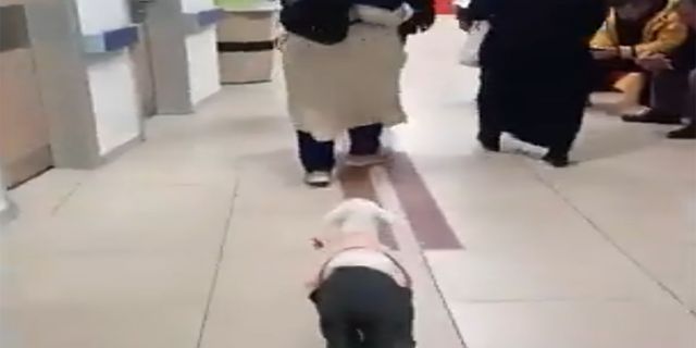 Hastaneye giden sahibini yalnız bırakmayan pijamalı kuzu