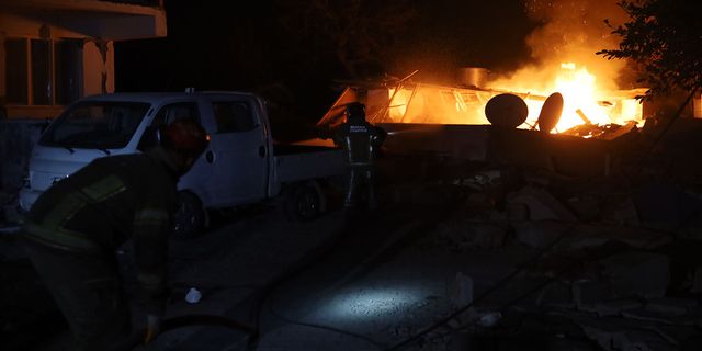 Enkazda çıkan yangını Bursa itfaiyesi söndürdü