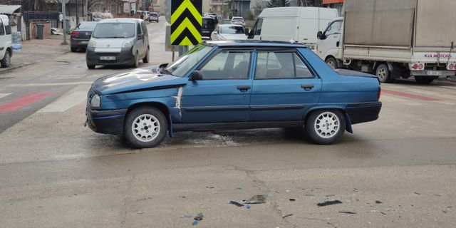 İki otomobilin karıştığı kazada 1 kişi yaralandı