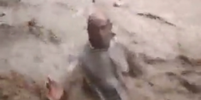 Sele kapılan vatandaşa el uzatmak yerine video çekti