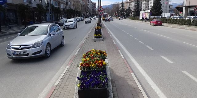 İnegöl sokak ve caddeleri çiçeklerle süslendi