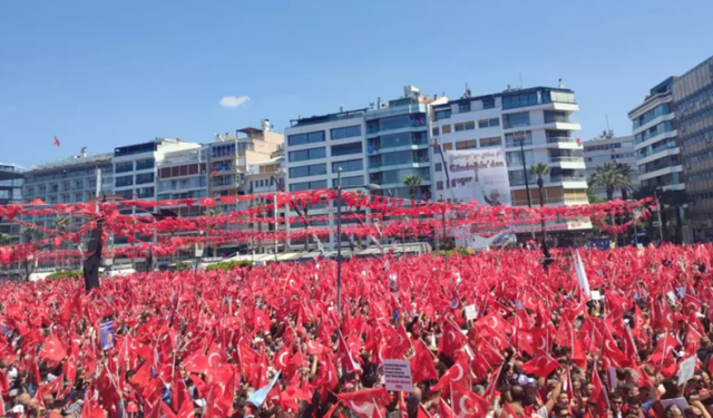 Gündoğdu Meydanı hınca hınç doldu!