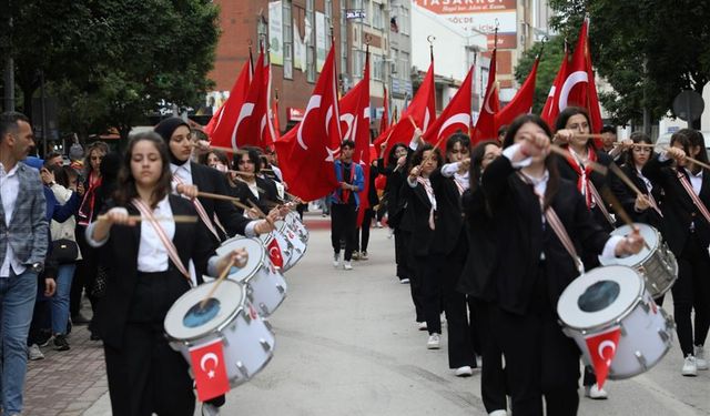 Gençler 19 Mayıs Coşkusunu Sokaklara Taşıdı