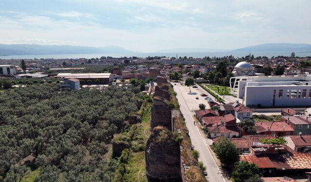 Tarihi İznik surlarında ‘mezarlık’ gizemi