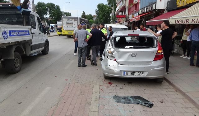 Karşıya geçmek isteyen öğrenciler otobüsün altında kaldı