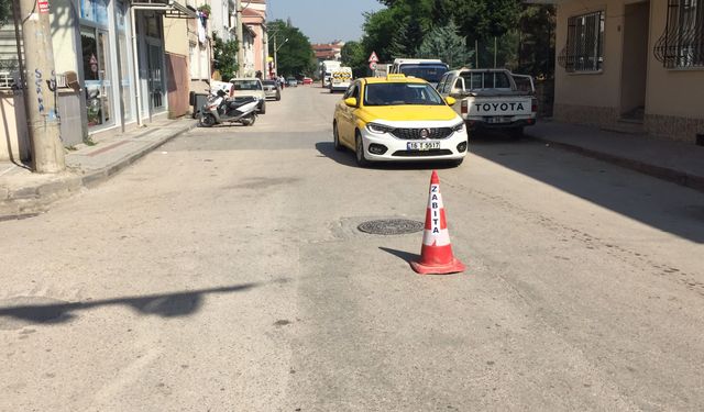 İnegöl'de çöken yollar duba ile kapatılıyor